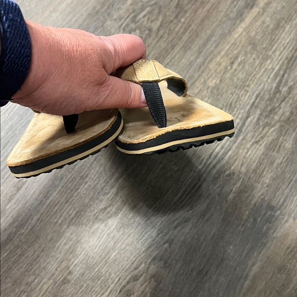 Clarks Tan Leather Flip Flop Sandals Size 9 - Picture 4 of 11